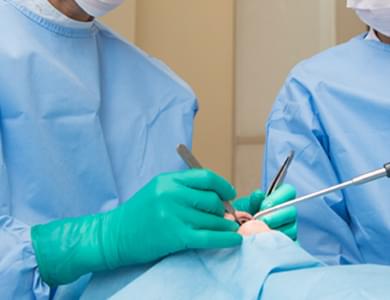 手術用の手指消毒、術衣の着用